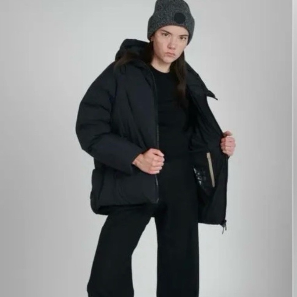 THE RECYCLED PLANET COMPANY
Elango Water Resistant Hooded Down Puffer
Black SZ S